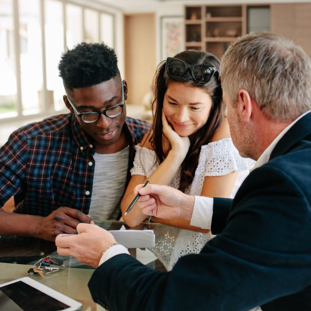 realtor talking with future tenets